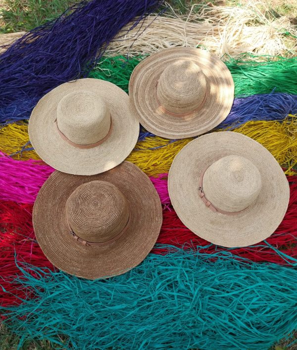 “Chapeaux Capelines en raphia avec serrage en cuir”